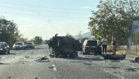 Кола падна от автовоз под мост на Подбалканския път, друг автомобил се блъсна в нея (СНИМКИ)