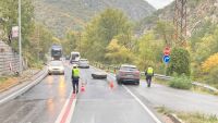 Голяма скала падна на пътя в Кресненското дефиле, движението към София е затруднено (ВИДЕО)