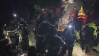 Надпревара с времето: Пещерняк е блокиран под земята след срутване (ВИДЕО)
