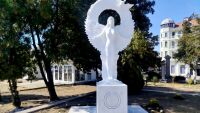 Статуя на египетска богиня във Видин предизвика скандал, митрополията иска премахването ѝ