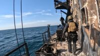 Ексклузивни кадри от борда на „Ейбъл“: Как военнослужещите обследват кораб, атакуван в Черно море (ВИДЕО)