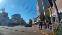 Плоскост от строеж се стовари върху жена и я бутна на платното на оживен булевард във Варна (ВИДЕО)