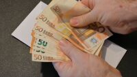 Правителството предлага минималната заплата да стане 660 евро от 1 януари