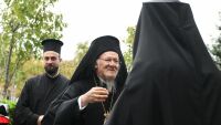 Вселенският патриарх Вартоломей пристигна в България, посрещнаха го с протест (СНИМКИ)