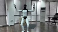 „Не ми трябва кафе преди ефир, стига ми една заредена батерия“: Кой е роботът, който стана хит в мрежите, танцувайки хоро?