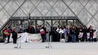 Протестиращи блокираха Лувъра в Париж, музеят остана затворен за посетители (ВИДЕО)