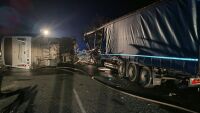 Удар между автобус и камион на пътя Пазарджик – Пловдив, двама души са загинали на място (СНИМКИ, ВИДЕО)