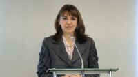 Министър Ефремова: Искаме да намалим броя на хората, които получават минимална работна заплата