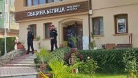 Акция на ГДБОП: Униформени влязоха в сградата на общината в Белица