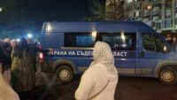 Кметовете на Белица и Сунгурларе остават в ареста, скандирания и полицейски кордон пред съда