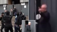 Италиански свещеник показа среден пръст на тълпа от маскирани бунтовници, преследващи уплашени туристи в църква (ВИДЕО)