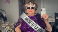96-годишна жена е хит с клиповете си в TikTok, с парите от тях плаща скъпа такса в луксозен дом за възрастни хора (ВИДЕО)