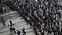 Протестите във Франция: Арестуваха 135 души, мобилизирани са 70 000 полицаи (СНИМКИ)