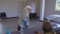 „Това не е за шашави хора като мен“: 90-годишна жена 