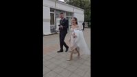 Булка отиде да гласува в сватбения си ден и предизвика аплодисменти (ВИДЕО)
