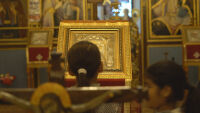 Млад свещеник кръщава безплатно деца в неделно училище