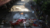 Полицията в Хонконг използва сълзотворен газ срещу протестиращи