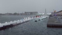 Градушка прекъсна ревюто на 