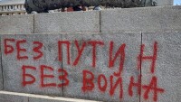 Нашариха паметника на съветския воин в Бургас 