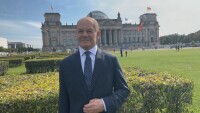 Восъчна фигура на Олаф Шолц се появи пред сградата германския парламент 