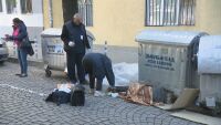Мъж в безпомощно състояние лежа над 17 часа до кофи за боклук близо до 