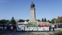 Граждани отбелязаха 9-ти септември пред паметника на Съветската армия (ГАЛЕРИЯ)