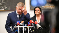 „Травмиран съм, но не от покушението“: Роберт Фицо посети града, където бе прострелян