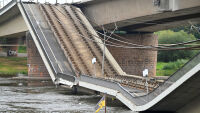 Важен мост се срути частично в Дрезден (ВИДЕО И СНИМКИ)