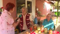 „Пари даваме само за ток“: В Липница правят лютеницата само с продукти собствено производство