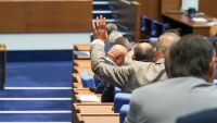След 33 дни ваканция, отново на работа: Внасят пети вот на недоверие в парламента