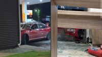 Луксозен автомобил се вряза в столична бензиностанция (ВИДЕО)