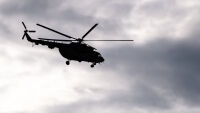 Германски войник падна, докато се спуска по въже от хеликоптер