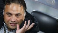На косъм от трагедия! 19-годишен си глътна езика по време на мач