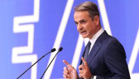 Инцидент с велосипед: Гръцкият премиер Мицотакис в болница