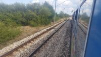Мъж е с опасност за живота, след като падна от потеглящ влак на гарата в Чирпан