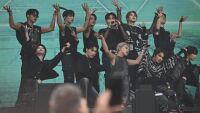 SEVENTEEN се извиниха, след като фенове пострадаха от фойерверки на концерт (ВИДЕО)