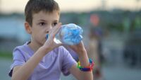 Учениците да пият вода всяко междучасие и да не забравят плода в раницата