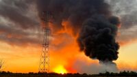 Голям пожар край Плевен, гъст дим се издига над града (СНИМКИ)