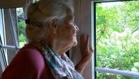 91-годишна жена вече не може да излиза – съседът ѝ блокира пътя пред дома ѝ