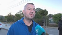 „Запали дрехата на майка ми, тя почина в болницата“: Жители на Бухово на протест срещу агресивен съсед