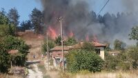 Голям пожар избухна край Сухиндол, спасени са десетки къщи