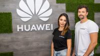 В сервизния център на HUAWEI Евелин Костова и Владимир Зомбори отново решават житейски драми и спасяват съдби