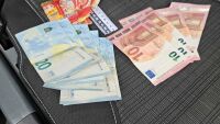 Около 100 000 лева открити в дома на поискалия подкуп служител на 