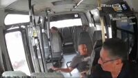Моторист прелетя през отворената врата на автобус при жестока катастрофа и оцеля (ВИДЕО)