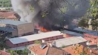 Голям пожар гори в складове и производствени помещения в Свищов (ВИДЕО)