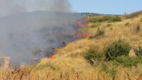 Дете игра с огън и предизвика пожар в двор и гора край Градец