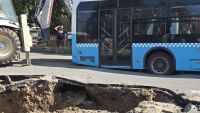 Автобус на градския транспорт в Пловдив пропадна в кратер