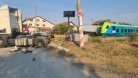 Влак и тир се сблъскаха във Враца (СНИМКИ)