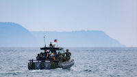 129 души остават в неизвестност след потъването на ферибот в Индонезия