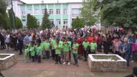 Четири години след като мълния подпали училище - учебната година започна в бивш шивашки цех
